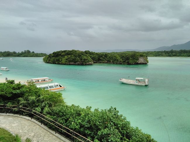 今年は愚かな世界の政治家のために美しい海を持つフィリピン等の海外に出かけられない。仕方がないので１０月でも泳げそうな沖縄をサーチ。すると石垣島は関空からピーチで往復１万５千円でとれる事がわかり、慌てて予約。ホテルは石垣港に近いMR.KINJOがGOTOとagodaの割引を用いキチネット付きで２１泊２２日が５００００円弱。合計で６万５千円に地域クーポンが１万５千円分ついて５万円。足がないのでドンキで１万８千円のママチャリ（６段変速）を買い、DAISOとMaxValueで自炊に必要なものを揃えて、土産も入れてトータル９万円でシュノーケリングを目一杯楽しむことができました。でも、やっぱり、高い。フィリピンでこの金があれば二ヶ月は遊んで、バンカーボートで色々な所へ行けると思ってしまうのです。シュノーケルツアーもセブからの日本人向けツアーとほぼ同様の価格で、結局、一度も行きませんでした。関空～石垣島が７５００円なのにほんの１～２時間のシュノーケルにそれ以上の金を出す勇気はないのです。そこで今回はビーチから無料でシュノーケルを楽しんだ私なりのランキングを旅行記にしようと思っています。ただし、私は毎週、プールで１．５ｋｍをゆっくりながらノンストップで泳いでいますので、泳力のない人には参考にならないかもしれませんので悪しからず。また、シュノーケルは体力を使います。ハワイのサーファーと同様に必ずバナナとチートスを持参するのですが、石垣島ではバナナとジューシー（ごもくおにぎり２個130円）を持っていきました。水は毎日サンピン茶を２リットル作り、ペットボトルに入れてリュックで持参しました。とりあえず、ここではシュノーケル以外のチャリ観光を纏めました。