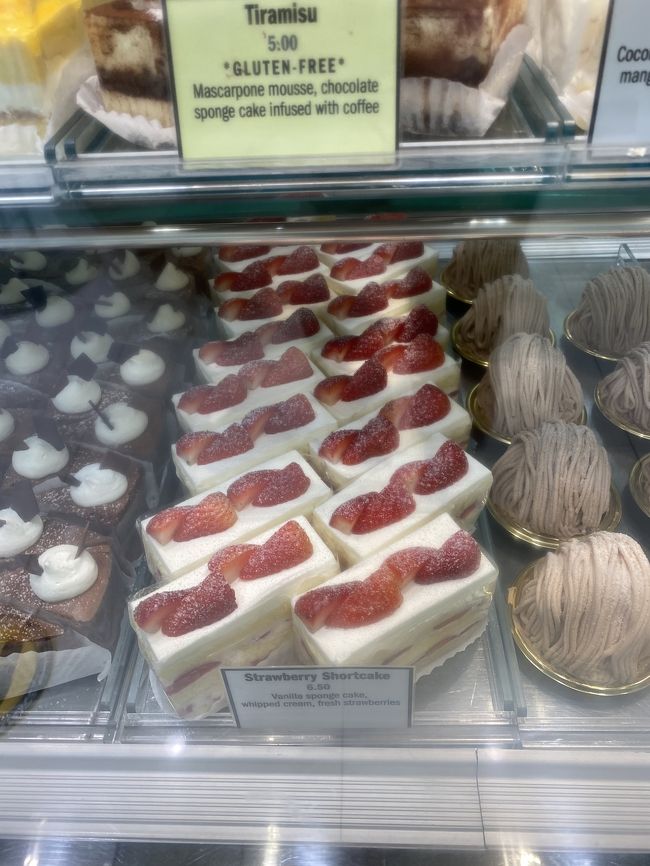 アラモアナショッピングセンター2階<br />パティスリー・ラ・パルム・ドール Patisserie La Palme D'Or、日本のケーキ屋さん。<br />クロワッサンサンドイッチもあります。<br />ケーキやクッキーの種類が豊富で<br />モンブラン、チーズケーキ、タルト、ショートケーキ、シュークリームが絶品。<br />店内もオシャレで素敵でした。一度に入れる人数は現在3人でした。<br />清潔でスタッフさんも日本人の方の応対も良かったです。