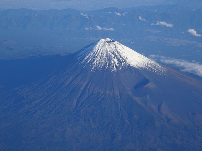 宮古島の旅行記なんですが、途中の機内であまりに富士山がキレイだったので、つい表紙を富士山にしてしまいました。(^^;<br /><br />初めての宮古島、一年がかりで計画していた憧れのシギラミラージュに<br />やっと泊まることが出来ました!(^O^)<br />無料グレードアップもしていただき、ホテルと料理は<br />サイコーでした!!<br /><br />・・・・が、3泊4日の滞在中、ほぼ雨・・・。(;_;)<br />おまけに天気だけじゃなく、最終日にとんでもないことが!!<br />こんな旅行初めてです!!