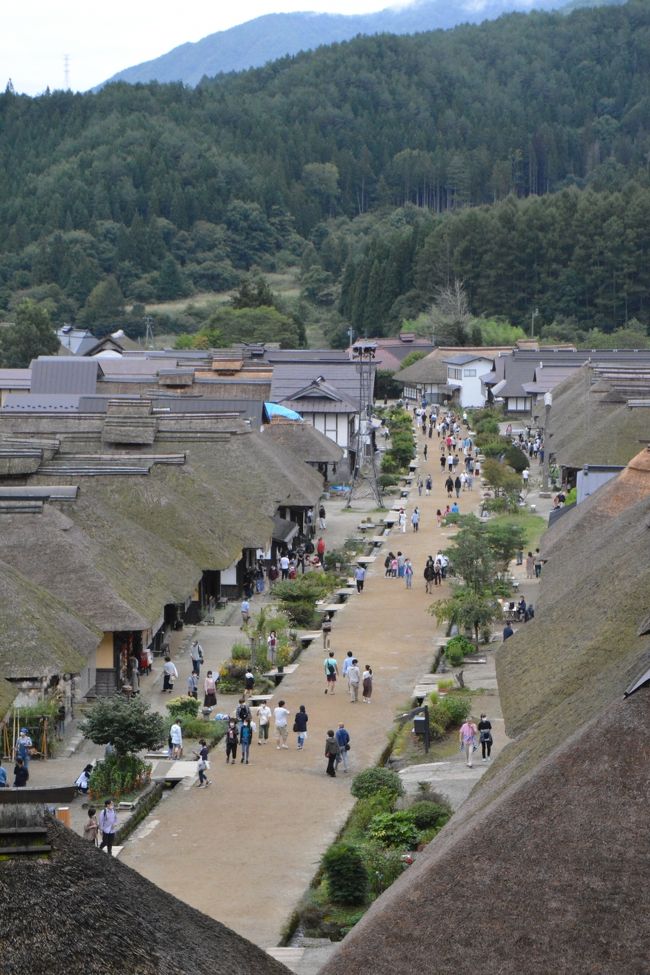 GoToトラベルは始まったものの東京発着の旅は対象外とされたたため、その恩恵を受けることができません。<br />コロナ禍にあって旅の自粛が6月まで続いたものの、7月からはその反動で毎月のようにどこかにマイルを使った空の旅を再開しました。<br />その合間に車を使った車中泊の節約旅も織り交ぜて、9月の4連休は、前から行ってみたかったカラフルな天狗の絵の入った御朱印で人気の古峯神社の参拝と、茅葺の街並みが残る大内宿、猪苗代の五色沼を中心とする猪苗代湖、喜多方ラーメンと蔵の街喜多方の街歩き、米沢を経由して銀山温泉、酒田まで2泊3日のドライブ旅を計画しました。<br />実は私には車でひとり旅をする際に、自分で決めた3つのルールがあります。<br /><br />ルールその1<br />高速道路は使わずにひたすら一般道を走る<br />高速で一瞬で通り過ぎてしまう場所で思わぬ発見<br /><br />ルールその2<br />ホテルや旅館には泊まらず車中泊が原則<br /> 入浴は日帰り温泉を利用する<br /><br />ルールその3<br />事前の観光プランは最小限とし、思いつくまま気の向くままに、見かけた所に立ち寄る。<br />キーワードはいろいろあります。<br /> 絶景、ワースポット、一の宮神社、古刹、古い街並み、近代建築、世界遺産、現代アート、美術館、日本百名城、日本百名山、教会、秘湯・・・<br /><br />とまあ数えきれない程あります。 <br />まあ、ものは言い様で、単なる節約旅行でめんどくさがり屋だけなんですが。<br />そんな気ままな車旅で栃木から福島に抜けた1日目を紹介します。