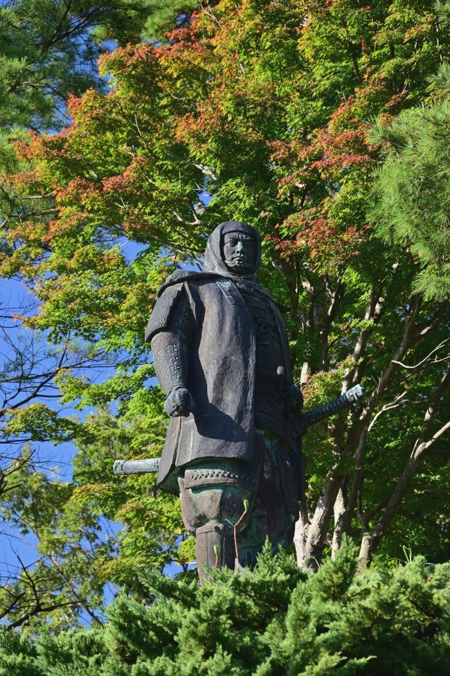 2020年の10月末、新潟県の上越地方に日帰りの旅へ。<br />今回の旅は北陸新幹線「上越妙高駅」を基点に、まずは自然豊かな内陸部の「妙高高原」の定番スポットである「いもり池」と「苗名滝」を訪れたのち、今度は北上して日本海に面する「上越市」にやってきました。<br /><br />このエリアは古くより越後国の国府が置かれ、戦国時代の有力大名として知られる上杉謙信の居城「春日山城」があり、ここからは「自然」から「歴史」のターンに移行し、この巨大な山城を登城していくことに♪<br /><br />毘沙門天を信奉する上杉謙信が棲んだ城・・・さてどんな素敵な光景に出会うことができるのでしょうか。<br /><br /><br />〔上越・妙高の自然と歴史に出会う旅 アウトライン〕<br />●Part.1(1日目①):妙高高原(紅葉の名所100選)<br /> https://4travel.jp/travelogue/11657066<br />●Part.2(1日目②):春日山城(日本100名城)/居多神社(一之宮)【この旅行記】<br /><br />〔日本100名城登城記〕<br />●水戸城(常陸国):https://4travel.jp/travelogue/11472788<br />●上田城(信濃国):https://4travel.jp/travelogue/11516270<br />●姫路城(播磨国):https://4travel.jp/travelogue/11593194<br /> https://4travel.jp/travelogue/11601496<br />●松江城(出雲国):https://4travel.jp/travelogue/11478799<br />●津山城(美作国):https://4travel.jp/travelogue/11484252<br />●萩 城(長門国):https://4travel.jp/travelogue/11628785<br />●大洲城(伊予国):https://4travel.jp/travelogue/11652466<br />●宇和島城(伊予国):https://4travel.jp/travelogue/11644895<br />●高知城(土佐国):https://4travel.jp/travelogue/11567369<br /><br />〔全国一之宮巡拝記〕<br />●浅間大社(駿河国):https://4travel.jp/travelogue/11533154<br />●大神神社(大和国):https://4travel.jp/travelogue/11618583<br />●中山神社(美作国):https://4travel.jp/travelogue/11491168<br />●土佐神社(土佐国):https://4travel.jp/travelogue/11548589