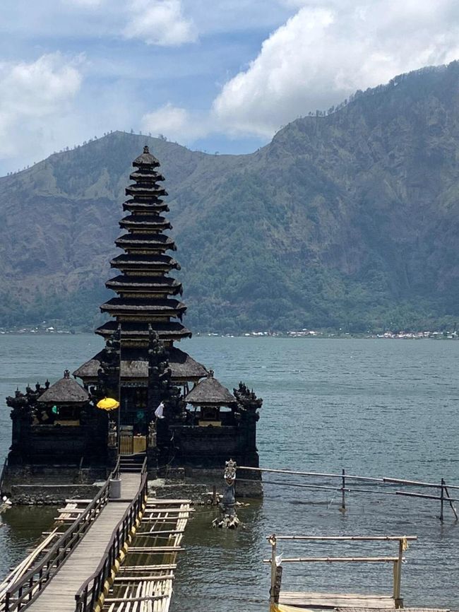 バリ島、屈指景勝地バトゥール湖。<br />そのバトゥール湖畔に位置する寺院「Pura Segara Ulun Danu Batur」。<br />観光地化されていない、静かな寺院です。<br />湖に浮かぶメル(多重塔)が印象的です。<br />バトゥール山とバトゥール湖の素晴らしい景色を楽しめる、キンタマーニ高原観光とセットで巡られるのがお勧めです!