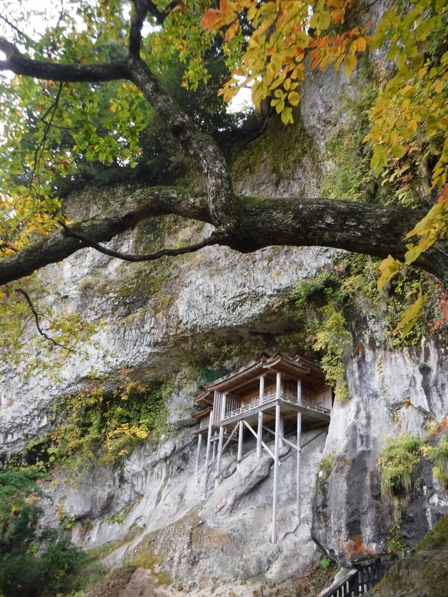 山仲間の子に誘ってもらって、鳥取の山登りへ。<br />百名山の大山ともうひとつ蒜山を日帰りで登り、最終日は観光しようという計画。<br />せっかくなので初のＧＯ ＴＯを使い、最終日はホテル宿泊。<br />地元から鳥取までは、車で約６時間の道のり。<br />しかし鳥取へ向かう当日は、会社仲間と自転車で浜名湖一周（約67Ｋｍ）。<br />帰宅してからの夜出発。<br />体調を崩さないかヒヤヒヤしてたけど、今回は大丈夫だった。<br /><br />（前日）20時半出発～蒜山ＳＡで3時間仮眠<br /><br />（初日）曇りときどき晴れ<br />◆蒜山登山～大山森の国キャンプ場<br /><br />（２日目）朝から一日雨・・・大山登山中止<br />◆境港～水木しげるロード～すなば珈琲～三朝温泉<br /><br />（３日目）晴れときどき曇り／風強し！<br />◆三徳山三佛寺～かろいち～鳥取砂丘<br />