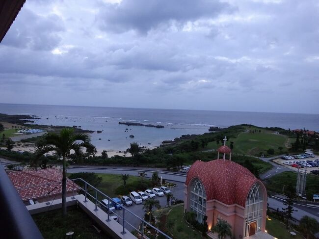 宮古島三日目です。<br />この日も雨・・・。<br />ここまで雨続きだと、逆に笑っちゃいますね。( ;∀;)<br />雨でも観光できる所を・・・、と宮古島海中公園に行ったのですが、<br />駐車場から建物に行く所で、あまりの暴風雨に一歩も歩けず、断念・・。<br />近くの池間島に渡ったのですが、橋の途中でものすごい風に会って<br />横転の恐怖に震えました!(;´Д`)