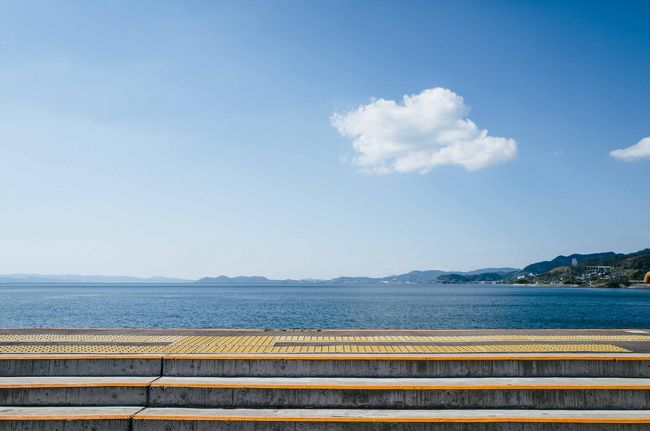 今回の旅は出雲からはじまり列車でゴトゴト下関まで。そして早朝に出発して九州の北側をぐるっとまわってきた。<br /><br />大村湾に面して通っている鉄道の駅はときには海岸線ぎりぎりを通ったりして、ジェットコースターみたいな感じなのだが、さらに海岸ぎりぎりに駅を作ったりしている。最近、「海の見える駅」というキーワードがあり、駅から徒歩0分で感じられる景勝地っていうキャッチフレーズなのだが、まさにそんな感じ。<br /><br />そして、各駅停車で行きつ戻りつっていう旅は一見すると非効率な旅なのだけど、半ば駅でぼけーっとする時間が強制的に与えられたりするので、これが後から考えるとすごい気持ちがよかったなあ。なんかこう、どうでもいいことがやたらと後で思い返されるときに浮かべる風景っていうかそんな感じです。<br /><br />あ、いまさらですが、今回の旅では「秋の乗り放題パス」という切符をつかって旅しました。これは、各駅停車を3日連続で乗り続けるとう、普通に考えるとわりと苦行みたいな、しかしこんな風にのんびりと海を眺めながらお酒を飲む旅には格安に思えるような、そんな切符なのです。料金は7850円。今回の旅でいうとわりと元を取った感じがする。