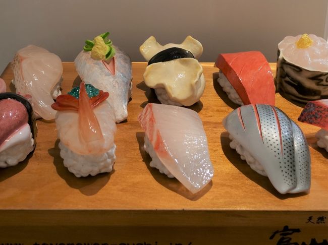 GoToトラベルの第4弾は、飛騨牛・アワビ・富山湾鮨!高山・白川郷のグルメ旅です。GoToトラベル関連の旅行 ◎済、■今回◎ 9月、佐渡島 https://4travel.jp/travelogue/11648400#travelogue_groupArea◎ 10月、東北海道 https://4travel.jp/travelogue/11651913#travelogue_groupArea◎ 10月、芦原温泉・東尋坊 https://4travel.jp/travelogue/11654016#travelogue_groupArea■ 11月、飛騨牛・アワビ・富山湾鮨!高山・白川郷□ 11月、秋彩みちのく11景癒しの休日□ 12月、瀬戸内海□ 12月、遥かなる五島列島11島めぐりと味覚・自然を満喫する島時間□ 1月、長崎、4島巡りー>津軽鉄道とみちのく湯ったりに変更□ 1月、大分、宮崎以下、本日のスケジュール大阪駅 8:40 集合(クラブツーリズム)大阪 サンダーバード11号(金沢行) 9:12-11:58金沢 北陸新幹線 つるぎ710号(E7/W7系)(富山行) 12:31-12:44新高岡 バスで移動 (富山湾鮨の昼食:美喜多寿司) 13:30 「きっときと市場」(高志の紅ガニ1杯「白エビ」の揚げたて天ぷら ) 車窓より 雨晴海岸 高岡大仏 (翌日の予定を繰り上げ) なだうら温泉・磯波風(イソップ) ブリしゃぶとノドクロ1匹姿焼きの夕食 17:00越中となみ野温泉 ロイヤルホテル富山砺波(泊) 露天風呂自慢クラブツーリズムのパッケージツアーですが13:00昼食14:20高志の紅ガニ茹でたて17:00夕食と無茶苦茶なスケジュールアホちゃうか! グルメでも短時間では無理。※写真は新高岡駅の富山湾寿司のレプリカ