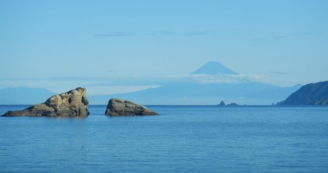 静岡県の日本秘湯を守る会の温泉宿+川奈ホテル<br /><br />9/1(月) 品川駅10:07⇒12:46下田駅、レンタカー 昼食:手打ち蕎麦処つかさ庵 雲見園 泊<br />9/2(火) 松崎町見学、福田屋 泊<br />9/3(水) 湯ケ野から伊東へ、川奈ホテル 泊<br />9/4(木) 伊東駅13:06⇒14:48品川駅<br /><br />雲見園 5室 トイレ付 誕生日プラン伊勢海老付き <br />西伊豆最南端にある雲見温泉にある大人のための小さな温泉宿。<br />源泉かけ流しの3種類の温泉と、鮮度にこだわった海の幸で心尽くしのおもてなし<br /><br />福田屋 8室 トイレ付<br />伊豆の踊子の宿 福田家. 明治十二年創業 伊豆隠れ宿 天城隧道 河津七滝. <br />川端康成先生を始め多くの文豪に愛される宿、福田家。 <br />秘湯 榧(かや)風呂、源泉掛け流し温泉の露天風呂。<br /><br />川奈ホテル 静岡県伊東市川奈にあるリゾートホテルで、併設のゴルフコースが有名<br />1936年開業、2006年プリンスホテルへ事業承継<br />緑と海に囲まれた雄大な自然の中に溶け込むよう建つシーサイドリゾート<br />温泉施設「ブリサマリナ」宿泊者専用