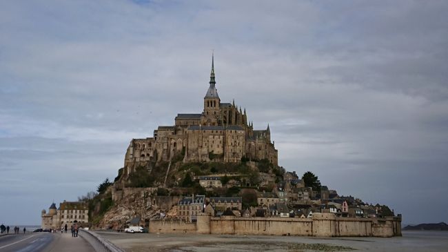 COVIDで旅行に行けないので、2年半以上前の旅行を今振り返るシリーズ。笑<br />2018年3月、新婚旅行でパリとモンサンミッシェルに行ってきました!<br /><br />この旅行記はモンサンミッシェル編。<br />旅行先をどこにするか迷ったのですが、フランスにしたのは、モンサンミッシェルを一度見てみたいというのが大きかったので、いよいよ!という感じでした。<br />宿泊先は、モンサンミッシェルエリアでは一番評判よくて日本人も沢山泊まっているLe Relais Saint Michelにしました!<br />バルコニー付きのモンサンミッシェルビューのお部屋で、素敵な思い出になりました!<br /><br />周辺はモンサンミッシェル以外にはほぼ何もなくて、1泊2日だと少し時間を持て余すくらいの余裕ある日程でした。<br />でもその分、夜や朝の人がまばらなモンサンミッシェルを楽しめたし、ホテルから3回も往復して、一生分のモンサンミッシェルの写真を撮りました。笑<br /><br />【4日目】 TGVでレンヌへ、レンヌからバスでモンサンミッシェルへ。<br />【5日目】 モンサンミッシェル観光、夕刻パリへ。<br /> ★モンサンミッシェル泊@Le Rais Saint-Michel★