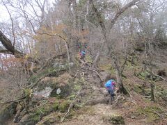 紅葉狩り・沢渡り・岩稜の鎖場　百名山＜両神山＞