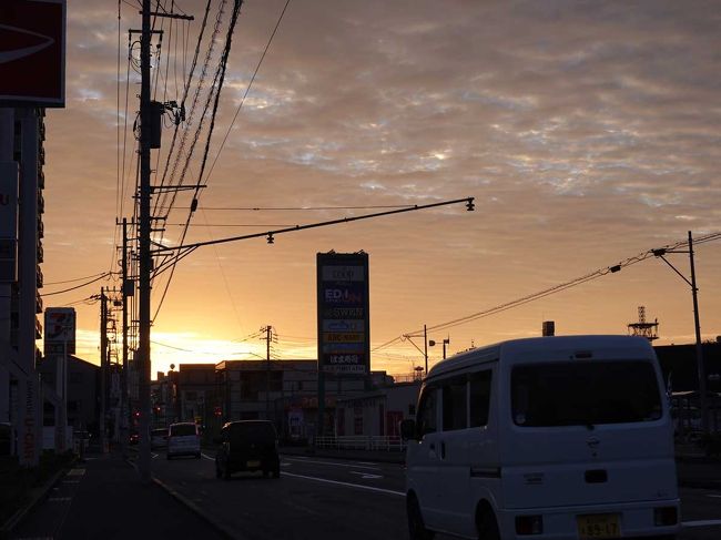 散歩に出かけようと外に出ると東の空が…。<br />カメラを持たないで出かけようとしましたので、慌てて取りに戻りました。<br />そして、朝焼けや黄葉などを見ながら、散歩しました。<br /><br />散歩のデータ<br />散歩時間 : 午前06時10分頃～09時30分頃(休憩時間などを含む・約3時間20分)<br />散歩距離 : 約20,000歩<br />散歩距離 : 約14Km<br /><br />★富士市役所のHPです。<br />https://www.city.fuji.shizuoka.jp/<br /><br />★ふじさんめっせのHPです。<br />http://www.fujisanmesse.com/