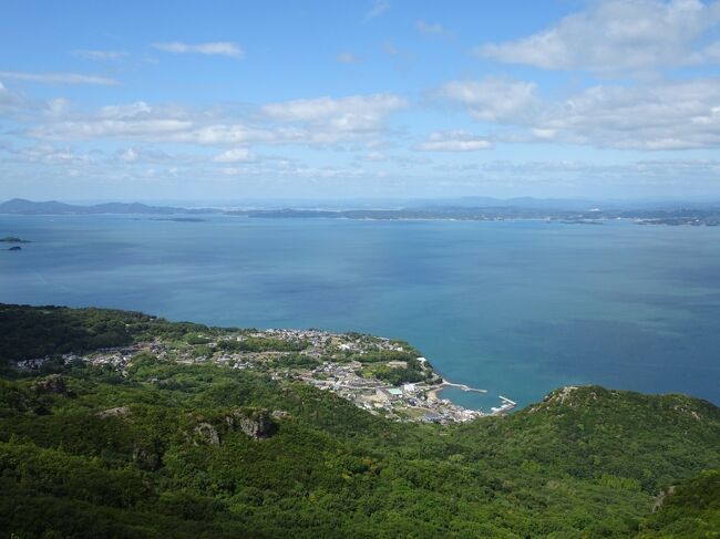 　５月か６月のある日、妻いわく「小豆島で前から行きたい宿が予約できた」と。どうも、常に満室でなかなか予約できないところだそうで。宿の名前は「島宿真里」。調べてみると、よさそうなところじゃないですが。コロナも収まりつつあった中で、行くことにしました。<br /><br />　島宿真里をチェックアウトした後は、ガイドブックなどの情報をもとに観光。神戸行きフェリーが出るまでの短い間に車で効率よく巡りました。<br /><br /><br />　この旅行記は２日目です。<br />　・チェックアウト前に近くのマルキン醤油周辺を散策<br />　・銚子渓を観光。サルが有名でしたが、目的は景色。<br />　・昨日立ち寄り忘れたオリーブ大樹へ<br />　・やまろく醤油で蔵見学とお買い物<br />　・遅めの昼食は、あなご丼。<br />　・最後は穴場的なカフェでコーヒーを買い、坂手港から神戸へ。