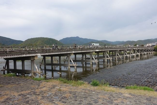 3日目の前半は、先ず下鴨神社を見て周り、それからバスで上賀茂神社に行き、再びバスで京都市内中心部に戻って京都御所を見学しました。京都御所を見学した後、四条大宮から嵐電に乗り嵐山に行きました。