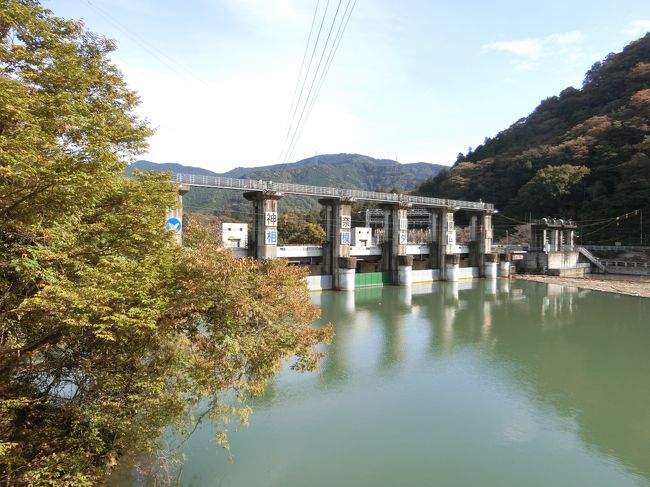 陣谷温泉を出てから車で山を下ればすぐに相模湖です。<br />相模湖は中央高速から何度も見下ろしたことがあるのですが、訪れるのは今回が初めて。<br /><br />ちょっとひなびた感じで、写真には撮っていませんが、相模湖周辺には、潰れたパチンコ屋やボーリング場、ホテル、喫茶店が廃墟になっていたのが印象的でした。<br />相模湖公園も昭和のレトロゲームが並んでいるお店か、シャッターが閉まったお店が多く、遊覧船もガラガラで寂しい雰囲気でした。<br /><br />そんな中、体育会系の学生を中心とした多くの若者が、レガッタの練習中。<br />多くのボートが湖で練習をしていました。<br />これを観ると清々しい気持ちになりました。<br /><br />1964年の東京オリンピックでは、相模湖がカヌーの会場になったんですね。<br />知りませんでした。<br /><br />相模湖には遊覧船が運行されています。<br />その会社の名前が勝瀬観光。<br />この湖の底に水没した勝瀬村の方々が設立した会社だそうです。<br />灌漑深いものがあります。<br />色々な歴史がありますね。。