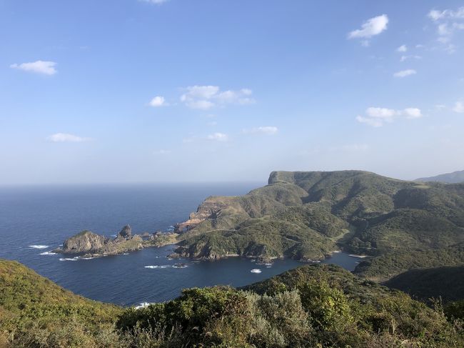 昨日に引き続き隠岐の旅。今日は「島前」と呼ばれる西ノ島と中ノ島を観光してきました。両島とも行きたかった島で、初訪問でした。昨日と違い朝からピーカンで、動いていて汗ばむほどでした。これで隠岐の主要4島のうち3島を制覇。残り1島の知夫里島だけは、時間の都合で訪問できず、またの機会ですね。<br /><br />西ノ島は、30年来の好きな女優さんである田中美佐子氏の出身地で、一度どんな場所なのか見に行きたかった島です。昨日、島後の西郷港から西ノ島の別府港へ移動して、港近くにある「旅館みつけ島荘」に宿泊しましたが、宿の女将さんがなんと田中氏と幼なじみだそうで、田中氏との写真が何枚も飾られていました。<br />今朝は朝8時にレンタカーを借り、島の景勝地を観光。遠方の展望台への道では、放牧されている牛様方に行く手を阻まれるハプニングがありながらも、雄大かつ険しい島の景観を堪能できました。海も素晴らしくキレイでした。海岸がゴミだらけだったのは残念でしたが。<br /><br />中ノ島の海士町は、私が最初に入った出版社で知りました。地域創生と雇用創出がテーマだったかと思いますが、その中で紹介されていた一つが、海士町で販売されている「島じゃ有名さざえカレー」というカレーでした。隠岐ではカレーにフツーにさざえを入れていたことが、島外からしたら珍しいだろうからと販売したのが1999年。商品化を考えてから3年後のことでした。編集担当をした縁もあり、せっかくなので土産に買いました。<br />島内は1時間半ほど電動自転車をレンタルして、島の北側の名所をサクッと周ったのみ。見たい場所は見られたので問題なし。帰りのフェリーの2等船室で、我が鴎さんチームの13年ぶりの2位確定と4年ぶりのプレーオフ進出を見届けて、隠岐への旅は終わりとなりました。