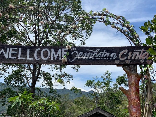 バトゥール湖畔に「Welcome Jembatan Cinta(ようこそ愛の橋へ)」と言う看板を見つけました。<br />進んで行くと、真っ赤なハートフォトスポットが!<br />ロマンチック!?!?<br /><br />その先に手作りの橋が続いています。<br />さらに進むと、人々が釣りを楽しんでいました。<br />釣り人と魚の「愛の橋」みたいです。