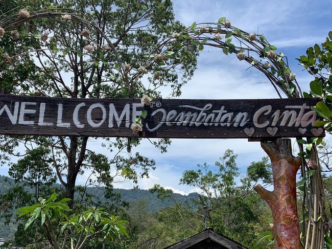 バトゥール湖畔に「Welcome Jembatan Cinta（ようこそ愛の橋へ）」と言う看板を見つけました。<br />進んで行くと、真っ赤なハートフォトスポットが！<br />ロマンチック！？！？<br /><br />その先に手作りの橋が続いています。<br />さらに進むと、人々が釣りを楽しんでいました。<br />釣り人と魚の「愛の橋」みたいです。