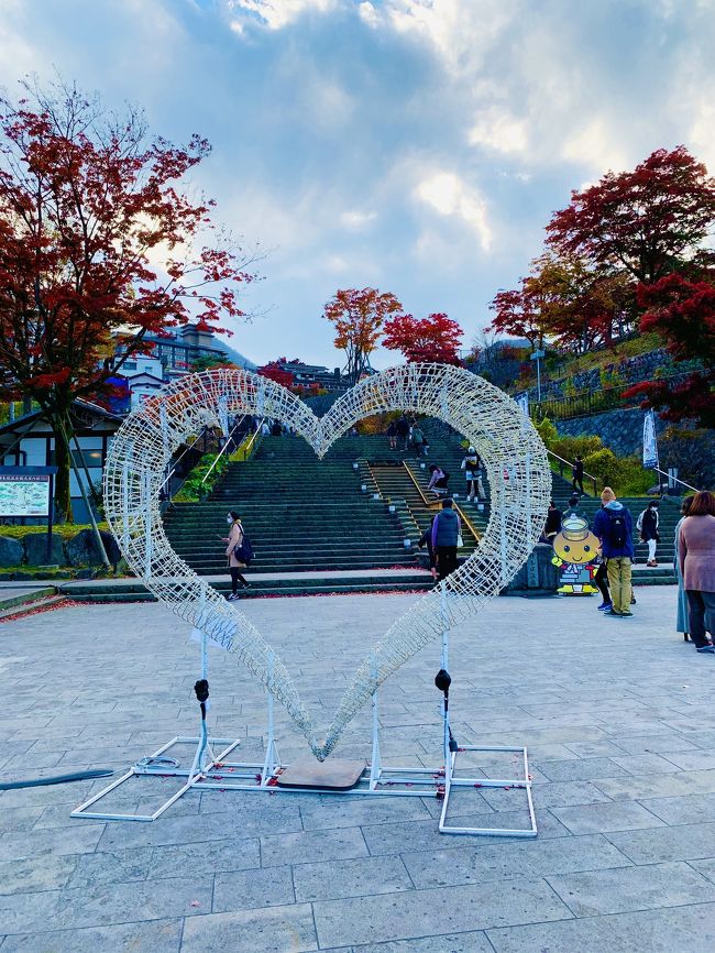 渋川駅からバスで伊香保温泉石段街へ。365段の石段を登り、伊香保神社で御朱印いただき、河鹿橋の紅葉を見てホテルに戻りました。