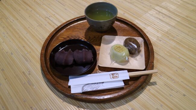 コロナ対策で<br />来るたびに買い方が変わり<br />今回は朔日粥は食べれなかったが<br />朔日餅は無事購入出来ましたけど<br />おかげ横丁で<br />激しい腹痛に見舞われ<br />画像数が少ない旅行記です<br /><br />腹痛の原因は<br />尿管結石<br />聞いてたよりは軽いが<br />強烈な痛みで大変でしたね<br />30分くらいで収まったが<br />救急車呼ぼうか悩むほどでした<br /><br />大蔵省は<br />てんかん発作で入院してて<br />気楽な伊勢参りだったんですけどね<br /><br />今までの朔日餅記録<br />2月 立春大吉餅<br /> 2015.2.1 http://4travel.jp/travelogue/11000319<br /> 2020.2.1 https://4travel.jp/travelogue/11618376<br />3月 よもぎ餅<br /> 2014.3.1 http://4travel.jp/travelogue/10864008<br /> 2020.3.1 https://4travel.jp/travelogue/11605977<br />4月 さくら餅<br /> 2017.4.1 http://4travel.jp/travelogue/11232732<br />5月 かしわ餅<br /> 毎年休みなのに未経験<br />6月 麦手餅<br /> 2013.6.1 http://4travel.jp/travelogue/10780666<br /> 2014.6.1 http://4travel.jp/travelogue/10894264<br />7月 竹流し<br /> 2016.7.1 並んだけど買えず旅行記も無いじゃん<br /> 2017.7.1 https://4travel.jp/travelogue/11257720<br />8月 八朔粟餅<br /> 未体験<br />9月 萩の餅<br /> 未体験<br />10月 栗餅<br /> 2016.10.1 http://4travel.jp/travelogue/11204580<br /> 2017.10.1 https://4travel.jp/travelogue/11289113<br />11月 ゑびす餅<br /> 2014.11.1 http://4travel.jp/travelogue/10947096<br /> 2015.11.1 http://4travel.jp/travelogue/11077370<br /> 2020.11.1 https://4travel.jp/travelogue/11659429<br />12月 雪餅<br /> 2013.12.1 http://4travel.jp/travelogue/10836791<br /> 2019.12.1 https://4travel.jp/travelogue/11617707<br />まだ4種類未体験(2020.11.1現在)<br /><br />