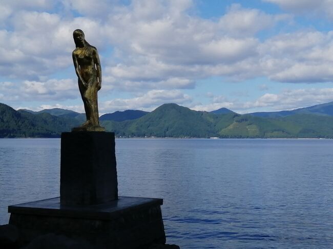 コロナで消えたオーストラリア旅行は、東北に変更。<br />GOTOで安くなってわーいわーいと喜んだけど、もう1週間遅かったら地域共通クーポンももらえたのに。<br /><br />その3は秋田県後半で、秋田千秋公園→角館→田沢湖→横手かまくら館と観光しました。<br />なかなか会えなかった秋田犬に、誕生日当日に2回見られて夫はご満悦。<br /><br />福田パン・なまはげ・かまくら・秋田犬が目的の旅行に、大好きなぶどうも加わって私も満足♪