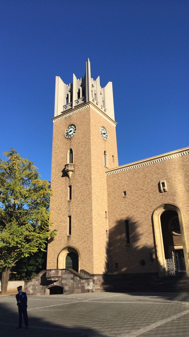 妻の母校、早稲田大学に行ってみました。<br />コロナの影響でキャンパス内は閑散としてました。<br />記念に早大グッズを買おうにも売店の営業時間が短くて買うのに苦労しました。<br />雲のない素敵な青空の大隈講堂が撮れてよかったです。
