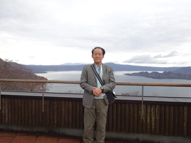ホテルを7:45に出発。標高631m発荷峠展望台に9:10に到着。秋田県側から十和田湖を見渡す。青森県に移動して湖上の美しい風景や乙女像を十和田湖遊覧船から望みました。その後、奥入瀬渓流で躍動感ある渓流日と最後の紅葉を味わいました。昼からは八甲田山ロープウェイに乗って山頂から遠く津軽半島、下北半島を望みました。その後、黒石市の中のもみじ山で紅葉狩りを堪能しました。