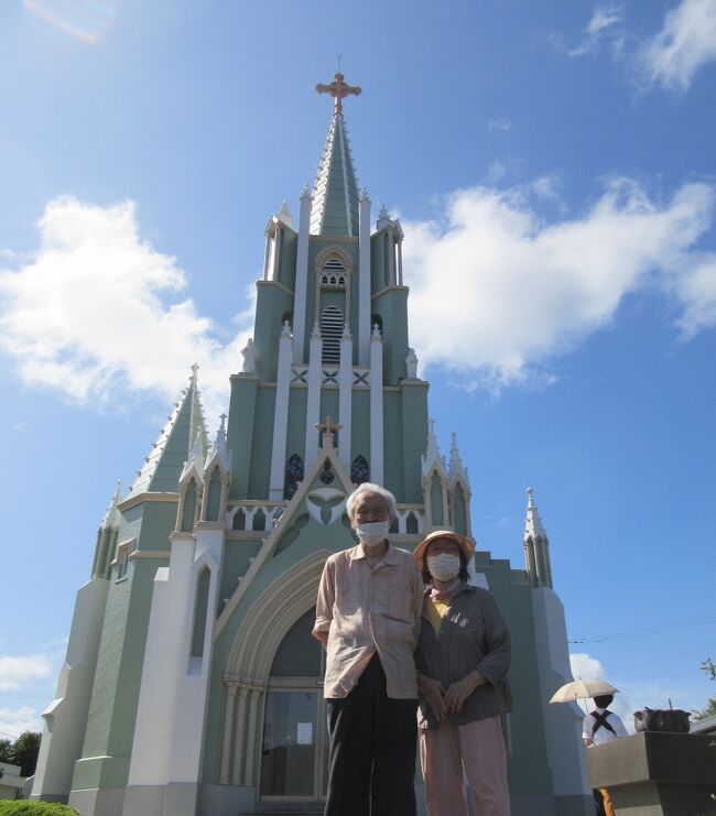 長崎市内のようにバスツアーがあればいいのですが 平戸観光は宿に手配を頼んで観光タクシーのお世話になりました。(2時間コース¥9,000)<br />平戸城を望む海岸通りを暫く走るとオランダ商館があります。交易を偲ばせる様々な品が展示されている館はこじんまりしていますが長崎より歴史が古いというだけあって雰囲気があります。<br />寺院と教会がしっとりと混在する町です。<br /><br />潜伏キリシタンの里や断崖の奇観も見たかったと思いつつ伊万里へと向かいました。