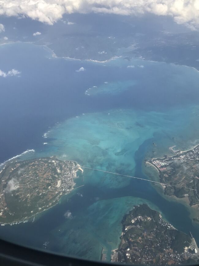 本来はゴールデンウィークに予定していた家族での沖縄旅行。<br /><br />コロナだし、非常事態宣言出たし、旅行どころじゃない世の中になってしまったので一旦キャンセルし、9月に入って、そろそろ行ってみようかな?<br />と子どもの開校記念日に合わせて<br />おっかなびっくりで予約を取り直しました。<br /><br />それでも<br />行ってもいいものか悩み…ちらほら旅行する友人の話を聞くようになり、<br />感染対策しながら行くことに。<br />20年ぶりくらいの沖縄。家族で行くのは初めて。<br /><br /><br />楽しみだけど…いいのかな?という気持ちも拭いきれず緊張しながらの一日目スタートです。<br />