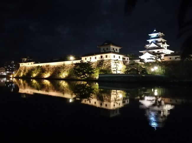 GoToトラベルを使用して、しまなみ海道に６泊７日で行ってきました。しまなみ海道のサイクリングはガイドブックをみると初心者は１泊２日が多いようでしたが、行きたいところが多かったのと普段自転車に乗らないので島に３泊してゆっくり回ってきました。ついでに尾道、今治も少し観光してきました。<br /><br />★旅行記１３のルート<br />Tamaya Cafe（かき氷）→シクロの家（宿）→今治城（ライトアップ）→居酒屋 頼登（今治焼き鳥）→喜助の湯（お風呂）→シクロの家（宿泊）<br /><br />１．準備＆東京～尾道移動<br />２．向島（住田製パン所～後藤飲泉所～ウシオショコラトル～因島大橋）<br />３．因島（はっさく屋～因島大浜灯台～アメニティ公園～生口橋）<br />４．生口島（しまなみドルチェ～岡哲商店～しまの店さよ～耕三寺博物館）<br />５．生口島（向上寺～サンセットビーチ～多々羅大橋）<br />６．大三島（村上井盛堂～大山祇神社～大漁～パン屋まるまど）<br />７．大三島（盛港～野生のうさぎが暮らす大久野島）<br />８．大三島（IKIDANE HOSTEL &amp; CAFE SHIMANAMI宿泊）<br />９．大三島（サイクリストの聖地碑～しまなみ珈琲～オミシマコーヒー焙煎所～大三島橋）<br />10．伯方島（さんわ～Patisserie T&#39;s Cafe玉屋～伯方・大島大橋）～大島<br />11．大島（よしうみバラ公園のバラ祭り～ペイザン）<br />12．大島（タクシーで亀老山展望公園～来島海峡大橋）～今治（サンライズ糸山）<br />13．今治（Tamaya Cafe～今治城ライトアップ～居酒屋 頼登）←★今ここ<br />14．今治～因島へフェリーで移動（お好み越智～自転車神社の大山神社）<br />15．尾道（きっちゃ初～めん処みちや～あなごのねどこ宿泊～あくびカフェーの朝食）<br />16．尾道さんぽ①（千光寺～梟の館～みはらし亭～猫の細道）<br />17．尾道さんぽ②（めん処みちや～ラテハートカフェ～おやつとやまねこ～からさわ）<br />18．６泊７日ダイジェスト（尾道～しまなみ海道～今治～尾道）