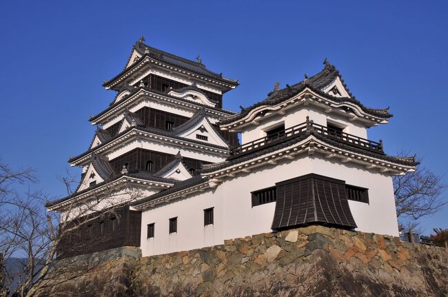 秋の伊予路を訪ねる旅の終幕。<br />内子の街歩きを終え、内子駅から宿のある大洲へと向かう。<br />この日は、城下町大洲を散策。<br />映画やドラマのロケ地となった街並みを歩き、秋色の臥龍山荘や大洲城跡を訪ねる。<br />そして、旅の最終日は、景色の良さで知られる下灘駅に立ち寄ってみた。
