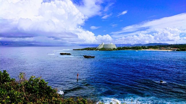 １１月でも沖縄の日中は、まだまだ夏日続き。<br />今年はパタパターしてて、叶わなかった海辺のホテルで<br />リゾート気分を満喫したい。<br />サンセットや星空、美味しいご飯とお酒も楽しみたいな。<br />クラブラウンジが充実と評判のインタコ万座のプランが<br />お得に売り出されていたので、さっそく飲んだくれてきました。<br />コロナ禍での感染予防対策が必然で、クラブフロアも<br />サービスの制限を余儀なくされていますが、快適な滞在となり良き良き☆<br /><br />