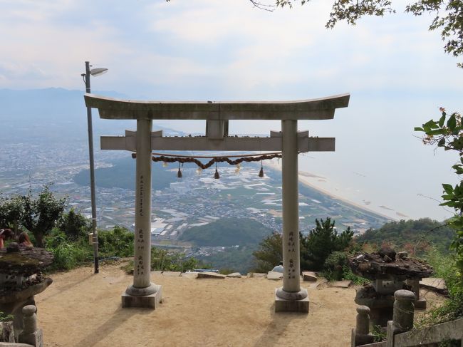 お遍路を再開しました。今年は逆打ちの年。88番札所からまわりました、<br />晴天に恵まれた5日目<br />善通寺の宿坊からです<br /><br /><br />天空の鳥居として有名な高屋神社に参拝です。<br />頂上までは、車で行けます。ただし、交差通行の困難な場所が多く。譲り合い譲り合いでやっと登りました。<br />参道を上から望みましたが、とても急な石階段。登りは何とかなりますが下りはとても大変そうでした。<br />