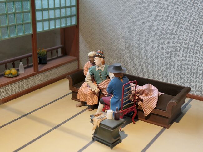 長崎は日本の中でも特殊な歴史をもつ。<br />南蛮貿易・朱印船貿易の拠点、鎖国中の西洋に開かれた唯一の窓口、キリスト教の広がりと迫害そして信徒発見の奇跡、日本の産業革命を牽引し幕末・明治維新の志士たちが活動した地、そして世界に2つしかない被爆都市・・・<br />16世紀に西洋との交流が始まって以来、日本列島の西の端の地方都市でありながら常に重要な役割を果たしてきた。<br /><br />2日目は中日なので丸1日観光できる。<br />当初の予定では午前中に軍艦島クルーズのはずだったが欠航が決まり、急きょ予定を組み直した。<br />平和公園周辺と外海(そとめ)地区まで足を延ばして出津文化村を観光した後、後編では長崎市街地まで戻っての観光。<br /><br />鎖国政策を行った江戸時代、西洋との唯一の窓口になっていた出島。<br />長崎観光では外せない出島と稲佐山に次ぐ夜景スポットの鍋冠山を訪れ、昨日観光済みのあそこにも再訪問します。