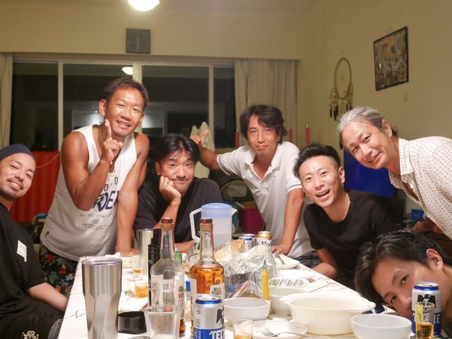 皆様こんにちは、ウォータースポーツカンクンの店長吉田です。<br /><br />今日はいきなり店長日記スタートです(笑)<br /><br />11月12日現在、公式には31個目、名前がつく熱帯低気圧では30個目という過去100年で最多となるハリケーンが観測されている。既に11月も中旬になっているというのに、未だに低気圧が発生するというのは、それだけ水温が下がらないからで、地球温暖化が決して陰謀でも思い過ごしでもない現実であることを示している。<br /><br />それにしても、11月半ばに発生するハリケーンとは将に異常事態で、10月20日以降の2週間で5つも立て続けに乱発状態に加速している。しかも、水温が下がって落ち着くかと思えば、意に反して巨大化する傾向が未だに続いており、この異常気象が来年度まで引き継がれない事を切に願うばかりである。とはいえ、今は31個目の熱帯低気圧の行方が先なのだけれど。。。<br /><br />さて、もう最近はあまり頻繁にデータを見なくなったので、これ本当は月初に投稿すべく書き溜めていたブログの中からデータだけ抜き出してみる。10日前のデータなので、今はもっと増えているけれど、悪しからず。<br /><br />メキシコ: 11月1日現在<br /><br />感染者累計 929,392名<br />死者累計 91,895名<br />回復者累計 682,044名<br /><br />死亡率が9.88%と高止まりしているままなのが分かると思う。<br /><br />で、目を転じて、世界一のコロナ感染者数を誇るお隣アメリカはどうかというと<br /><br />アメリカ合衆国:11月1日現在<br /><br />感染者累計 9,487,088名<br />死者累計 236,564名<br />回復者累計 6,109,683名<br /><br />一見して感染者の数が10倍のアメリカとの死者の差が2.5倍しか違わないのが分かると思う。ちなみに、アメリカの死亡率は2.45%だ。<br /><br />この致死率の高止まりは、本日のニュースで世界一の致死率という不名誉な形で世界に向けて発信されてしまった(汗)まったく、これではいつまでたっても、日本の外務省が渡航自粛を解除することはなさそうだが、事実なのだから仕方がない。<br /><br />このデータから言える事は、メキシコ人はよほど悪化しないと病院にはかからないという事だ。無症状や軽症の場合は、そのまま自粛もしないで仕事に出掛けてしまう。働かなければ生活に困窮してしまうし、無症状なのに、わざわざ検査をして万が一陽性にでもなったら、自分の生活が一気に窮乏するのは目に見えているからだ。<br /><br />結果的に、検査数は延びず、はっきりとそれと分かる状況になって初めて受診をするもんだから、陽性と診断される時には重症化している率も、当然ながら致死率も高くなる。<br /><br />その結果が上記の数字に表れていると言う事だ。これをどう考えるか。。。ボクの個人的な見解を述べさせてもらうなら、こんなメキシコで、いくら感染率が下がって政府独自の目安に基づいた警戒レベルを発表し、グリーンになったと発表されようが、どうしたって信用が出来ないという事だ。第三国の実情を考えれば、コロナなんかより、生きていくための仕事が最優先なのは間違いない。<br /><br />その上で、倫理観がそもそも低い民度のメキシコで、どうしてそこに秩序を求めようというのかという話だ。未だ、カンクンのあるキンタナロー州は警戒レベルは4段階の3のままなのだれど、州政府はそれを経済優先にする為2と発表し、自治区としてはかなり緩和された状態に戻っている。問題はこの事実を知ってか知らずか、街の中ではもはやコロナが終わったかのように気にしない人が増え始めているという事だ。繰り返すが、未だメキシコ政府はキンタナロー州は4段階の内の3という危険レベルの認識であるという事だ。<br /><br />今週火曜日から、子供の学校がクラスを週一日だけ登校に試験的に開始した。リモートでは問題が多く、また子供同士のコミュニケーションもままならず、多感なこの時期に情操教育上問題があるという事もあるし、そもそも子供の通う学校は一クラス10名程度しかいない事もあるので、ソーシャルディスタンスは問題がないという認識の元、クラス再開の舵を切ったわけだ。ボク自身、子供を見ていると密なマンモス校とは違いウチの学校は厳重に注意をすれば大丈夫なのではないか、、、と思っていた部分もあり、今週の初登校には子供を行かせた。<br /><br />その日、父母を集めたミーティングがあったので出席したのだれど、驚いたのは、来ていた親御さん11名の内、僕を含めて3人しかマスクをしていなかったという事だ。驚いたのは、ミーティングの進行役をつとめた教師までがマスクをしていないのである。教室ではしていますと言ったし、学校の関係者やスタッフは皆マスクをしていたけれど、今の現状を正しく理解していない父兄が多い事に驚かされたのです。<br /><br />正直、これで果たして、子供を週1とはいえ、危険にさらす事にならないのか、不安になったのは言うまでもなく、希望があれば、そのままリモートを続ける事も出来るので、今、思案に暮れている。<br /><br />そんな父兄の知人からまた気持ちを逆撫でようなメッセージが届いた。<br /><br />曰く、往診してくれる良い医者がいる。良い薬もあるから、コロナにかかっても問題ない。何の心配も無用だ。メッセージにはそう書かれていて、子供の誕生会をやるから来てくれという招待の話だった。<br /><br />申し訳ないが、この憶測だけで大丈夫だと信じてしまう精神構造がこの国の多くの人の根底にあるのだとしたら、とてもではないけれど、コロナが早急に収まると言う事はないだろう。お隣のアメリカでは一日で98000人も感染し第二波といわれている。日本では三波というニュースを見たけれど、こっちは未だ二波でしかないのだ。。。<br /><br />暗いニュースばかりに頭が痛くて、もう最近は、ひたすら自粛を続け、外食もせず、料理の腕ばかり上がって仕方がない。<br /><br />あまりの自炊も気が滅入るから、先日コロナ前には良く出かけた料理屋に出掛けてみたのだれど、あまりの質の低下に憤慨させられた。売り上げが下がり経費を削るにあたって、元々安い人件費は削れないので、勢い原材料費を削るという暴挙に出た結果だ。あまりの違いに驚いたが、人員も最小限になっていてなんとレストランなのにワンオペだった。しかも、客引きまでやっているから、注文を受けてからも、そのまま客引きを続け、厨房にまったく動きがなく、、、人の気配がないので、のぞき込んだら誰もいない。<br /><br />おいおい、、、と驚いて席に戻っていぶかしんでいると、客引きをしながら注文を受けたメセーロが、今度はそのまま厨房に入って調理を始めたのだ。。。調理を始めるまでに注文を受けてから15分は経過していた。そんな状態だから、料理が出て来たのは30分も優に超えていた。そのくせ、出て来た料理は素人が作ったのかという酷いもの。ウェイターが見よう見まねで作ったのではないかという代物だった。コロナ前に家族で出かけた同じ店とは思えなかった。。。<br /><br />とにかく、現状は表向きは平静を取り戻し、にぎやかさを取り戻したように見えるカンクンだけれど、内実はかなりひどい状態であるということだ。こんなところに、大切なボクのお客様に対しておいでとはとても言える状態ではない。こんなことを書くと自分で自分の首を絞めているようだけれど、それが事実なのだから仕方がない。下手な事を言って、その言葉を信じていらしたお客さんが、僕と同じ思いをすると考えるとぞっとする。そのお客さんは二度とカンクンには来なくなる。<br /><br />そういう先をちゃんと見こせば今、自分がするべきことはなにかは見えてくるだろう。<br /><br />目先の売り上げや生活費を求めて出任せの今を取り繕うだけの嘘を言う事だけは絶対にしたくない。よって、僕は、本当に大丈夫だと思えるまでは、しつこいくらいに、カンクンには来るなと書き続けるのである。<br /><br />さて、ずいぶんと愚痴が先行してしまった。何か気持ちが明るくなる話題を探して、そんな話題があったらブログに書こうと思っていたら、前回のブログから2カ月近く経過してしまった。それだけ、何も明るい話題がなかったという事だ。残念ながら。<br /><br />直撃したハリケーンは、内陸にも甚大な被害をもたらし、ピンクレイクも崩壊したと連絡が来た。途中の道が分断し通行止めになったりもしている。ピンクレイクについては、年内は絶望的だという回答で弊社でも本ツアーについては受付を見送っている。<br /><br />チチェンイッツァ遺跡の来訪者数は一日2万人まで戻っている。ただし、8割がメキシコ人観光客だ。元々は一日8万人来訪していたので、4分の1だが、その上インバウンドはその内の2割、それもほぼアメリカ人だという事だ。世界遺産のチチェンイッツア遺跡でこれだから、他の遺跡は言わずもがな。どこも、閑古鳥が鳴いている。とはいえ、メキシコ国内旅行者はそこそこ盛り返しており、飲食店も、シティの方では既に80%戻ったという店の話も聞いている。<br /><br />とにかく、メキシコは今は国内の感染者急増を無視して経済優先に舵をとっているので、自国内で帰結する内需に頼る状態がしばらく続くのではないかと思う。ボク自身も、あまりに長引くようであれば、日本への一時帰国を考えなくてはならないと考えているところなんだけれど、そうだ、カンクンの話題ではなく、ボクの地元の石川県は、美川という町が実にマニアックで素敵な場所なので、カンクンに来る予定だった方は、是非目線を変えて、石川県の金沢や、ボクの地元美川に是非いらしてみて欲しいと思います。<br /><br />知人が民泊をやっているのだけれど、コロナ前にはヨーロッパなどからもお客さんが来ていたそうだ。鉱泉を源泉にする黒い温泉で有名な美川温泉なんかもいいし、釣りも出来るし、地元の小料理屋で一杯やるのも楽しい。お土産は「あら与」のフグの肝を塩漬けにしたものがおススメですよ。まぁ、でも、ちょっとコアすぎるから金沢の方が観光としては楽しめるかな(笑)<br /><br />あと、石川県は温泉が多いので、山中温泉とか、七尾の和倉温泉や奥能登もこれからは実に風情があっていいと思う。冬は寒ブリにぶり大根、僕は季節に関係なく治部煮がお気に入りです。<br /><br />おっと、カンクンとは話題が別に向いてしまったけれど、どうか皆様の素敵な一日を心からお祈りいたしております。<br /><br />次はいつ更新出来るかなぁ。。。(苦笑)<br /><br />店長吉田拝<br /><br />PS.ブログの内容が暗いので、写真だけは明るい奴にしようと表題の写真は先月10月中旬、ハリケーンデルタ直撃前に、シルクドソレイユの皆さんと親睦会をやった時のものにしました。場所は、シルクの寮(笑)もちろん、皆、手洗い等徹底したのは言うまでもありません。<br />