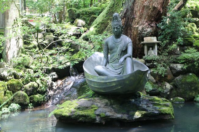 今年の夏は三泊四日で北陸エリアへ、その4。<br /><br />石川県・粟津温泉の宿"法師"さんからの帰路の途中、福井県にある永平寺に立ち寄った。永平寺は"座禅"で知られる曹洞宗の総本山。開山は道元。<br /><br />道元さんは初め、比叡山延暦寺に入門。しかし、そこで"悟り"に対して疑問を持つ。よーわからんわと比叡山を去り、答えを探しに中国まで渡航。そこで入門した曹洞宗の教えを学んで日本へ帰国。京都で曹洞宗の教えを広めようとするも、新興宗派である道元さんは比叡山の一門から嫌がらせを受けてしまう。見かねた信徒の一人、波多野さんからお誘いがあり、今の福井県越前地方へと向かう。そこでこの永平寺を建てられた、という話。<br /><br />失礼ながら「何故に福井? 京都からもそこそこ離れてるのに?」と疑問に思ったのだけれど、調べてみるとこういう経緯だった。結構、ドラマティックな人生。これって映画になりそうなストーリーでは?と思ったらやっぱり映画化されてた。2009年公開の「禅 ZEN」というタイトルの映画で、中村勘太郎が主演。機会があれば一度観てみたい。<br /><br />表紙写真:<br />永平寺参道の一葉観音様。道元さんが中国に渡航中、大しけに遭った時にお経を唱えたらこの一様観音様が現れて海を静めてくれたという、道元さんにとって救いの観音様。