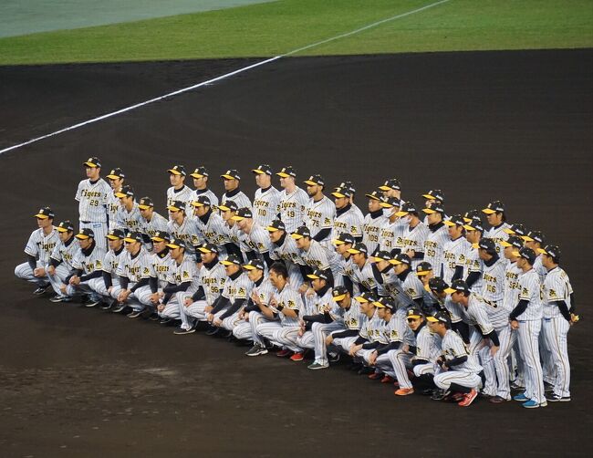 2020年11月10日 (火)<br />藤川球児選手引退試合&セレモニー<br />甲子園球場 アイビーシートで観戦<br /><br />9回に藤川投手登板<br />打者:坂本選手→三振<br />打者:中島選手→三振<br />打者:重信選手→セカンドフライ<br />MAX:149キロ<br /><br />【セレモニー】<br />・藤川投手が中学3年時に書いた作文「僕の野球への思い」渡瀬マキさんが朗読。<br />・メッセージVTR:ダルビッシュ選手、清原氏、岩瀬氏、上原氏など<br />・花束贈呈 →藤川投手家族、渡瀬マキさん、岡田彰布元監督<br />・矢野監督とラストピッチング<br />・藤川選手が場内一周<br /><br />引退試合・セレモニーをゆっくり見たかったので、大阪駅が近いホテル『ホテル阪急レスパイア大阪』をGoto割で下記プランで予約<br />【最大27時間ステイ】15:00~翌18:00<素泊まり><br />