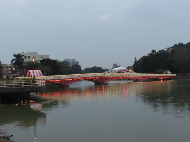 【金獅湖風景区をポタリング、ライトアップされた金獅橋は綺麗でした&瑞豊夜市 高雄 2020/11/13】<br /><br />今日は、金獅湖風景区をポタリングします。<br />目的は金獅橋のライトアップが綺麗でしたので、夕暮れ時を狙って見に行きます。<br />金獅湖風景区へ行く道は色々ありますが、私は、自宅から、裕誠路、民族一路を走行、<br />文藻外語大学の所を右折し、愛河の支流である撒林子埤に沿った道を<br />?仔林埤湿地公園へ行きます。<br />途中、鼎力路の脇道があり、直進すると金獅湖風景区の道徳橋付近に出ます。<br />距離として、約4㎞位です。夕暮れまでは、まだ時間があるので、<br />金獅湖風景区を色々を眺めながらゆっくりポタリングしました。<br />保安宮で撮影、保安宮の山門から見る景色はいつ見てもいいですね。<br />保安宮から湖に沿って遊歩道兼サイクリングロードが出来ていますので、<br />自転車を押しながら散策をしました。再び、金獅橋に来た時は、<br />ライトアップが始まり、色々な色に輝く橋の光景はなかなかのものでした。
