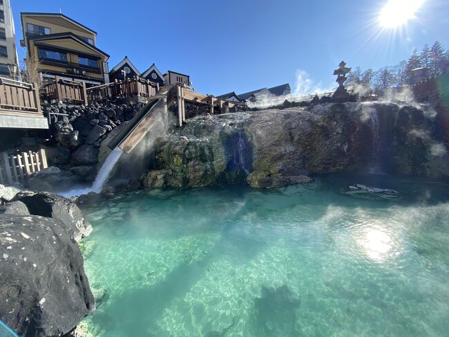 週末、GOTOトラベル利用ではないですが、ふらっと日帰りで草津温泉に行って来ました!<br />本当は宿泊したかったですが、希望の宿はかなり先まで満室だったので、客室利用できる日帰り温泉施設を利用する事としました。<br />今回利用した源泉一乃湯は、新しい施設で、部屋が綺麗で快適でした!<br />下手に妥協して評価の低い宿に1泊するより、日帰り温泉施設で綺麗な場所を選択するのもありと思いました!<br />また個室なので、他の客とは全く接する事なくチェックイン、チェックアウトする事が出来ました。<br />硫黄臭がする酸性泉の草津温泉は最高でした!<br />