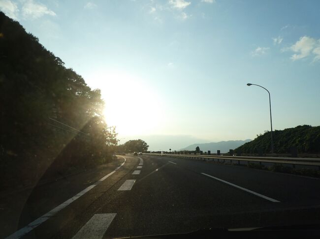 美貌の果実、とはブドウのこと。ブドウといえば山梨県。ちょうど季節だし、久しぶりに温泉も行きたいし。<br />７月からはじまっていたGOTOトラベル。東京は２ヶ月半のおあずけ。東京といっても多摩の田舎に住んでるんだけどなあ。<br />「１０月１日から東京発も適用に」の報道を受け、すぐさま始動。冬には感染再拡大とみて秋の２ヶ月間集中旅行計画。<br />まずは１０月最初の週末の旅行です。<br />探してみると週末の温泉旅館でも１泊２食７０００円台が多いのにびっくり。ここまで値段が下がってたのね。GOTOだとほぼ半額になるから１泊２食３０００円台。これはすごい。場所は悩みましたがまずは近所から、で隣県の山梨県。GOTO適用は１０月１日予約分から、なので出発前夜の予約。<br />１泊目は大江戸温泉グループの旅館です。<br />格安温泉ホテルチェーンは湯快リゾート・伊東園・大江戸温泉物語とあるのですが、大江戸温泉物語グループは初体験。他２者よりちょっと高級、との噂ですが、どんな感じかなあ。楽しみです。<br />