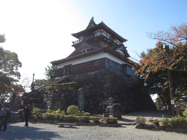 現存１２天守の１つの丸岡城を見学しました。福井市から九頭竜川を渡って車で３０分くらいのところにあります。いままで行ったほかの現存天守と比べると弘前城の天守のつぎに小さな天守です。中の造りとあわせてみても裏山にある御殿といった感じの身近なお城でした。