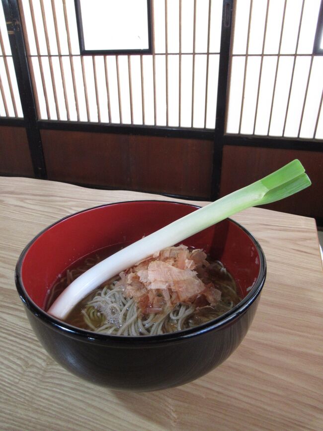 ねぎ一本を箸代わりにし、かつ時々かじって薬味にもして味わう大内宿名物「三澤屋」の「高遠そば」でランチです。<br />前回は「大内宿雪まつり」の日に訪店したので大混雑でしたが、今回はそんなでもありませんでした。<br />但し、コロナの関係で相席はなく、常に待ち客がいる程度には混んでいました。<br />前回はインターネット予約、今回はLINEで時間を指定して予約しておいたので私は待たずに席に着けました。<br />会津若松から「お座トロ展望列車」とシャトルバス「猿游号」に乗って大内宿に来たので時間も確定しており計画も立てやすかったんですね。<br />この店は是非予約をして訪れて下さい。