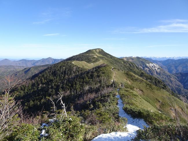 この週末は土日とも日本海側も天気が良さそうだったので、長野県北部の黒姫山と岩菅山に登ってきました。どちらも好展望で絶景を楽しめました。<br /><br />＜旅程＞<br />【1日目(11/14)】<br />　栄0:55→長野駅6:10（どっとこむライナー）<br />　長野バスターミナル6:57→戸隠キャンプ場8:14（アルピコ交通）<br />　戸隠キャンプ場バス停8:22-8:38登山口-10:52黒姫山11:11-13:22表登山口-13:51黒姫駅（徒歩）<br />　黒姫14:14→北長野14:45（しなの鉄道北しなの線）<br />　信濃吉田15:16→15:41小布施17:07→湯田中17:29（長野電鉄）<br />【2日目(11/15)】<br />　湯田中駅6:00→一の瀬寮6:42（長電バス・奥志賀高原線）<br />　一の瀬寮バス停6:47-7:05岩菅山登山口7:12-7:18小三郎小屋跡-7:36アライタ沢出合-8:23ノッキリ8:26-8:47岩菅山8:53-9:30裏岩菅山9:59-10:25岩菅山10:29-10:41ノッキリ10:43-11:18アライタ沢出合-11:34小三郎小屋跡-12:12一の瀬バス停（徒歩）<br />　一の瀬12:45→13:01志賀高原山の駅13:03→13:18スノーモンキーパーク/渋温泉15:11→湯田中駅15:21（長電バス）<br />　湯田中15:34→長野16:22（長野電鉄）<br />　長野17:00→（JR）