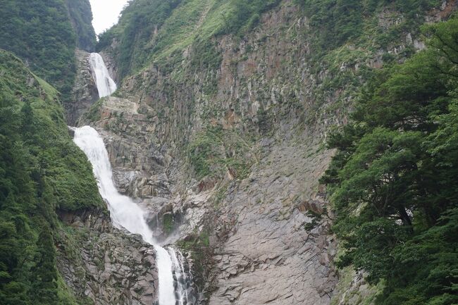 季節の変わり目、富山・長野を旅してきました。<br />コロナが心配ですが、細心の注意を払って、楽しんできました。<br />画像は、称名滝にてです。<br /><br />1日目…ちょい旅~2020 千葉・成田市編~→富山旅行記~2020 黒部市編~その1→その2→その3→その4→その5→その6<br />2日目…富山旅行記~2020 黒部市編~その7→富山旅行記~2020 立山町編~その1→その2→その3→その4<br />3日目…ケーブル立山駅→ケーブル美女平駅/美女平バス停→室堂バス停→大観峰バス停/ロープウェイ大観峰駅→ロープウェイ黒部平駅/ケーブル黒部平駅→ケーブル黒部湖駅→黒部ダム散策→黒部ダムバス停→扇沢バス停→大町温泉郷バス停→大町温泉(泊)<br />4日目…大町温泉郷バス停→信濃大町駅前バス停/JR信濃大町駅→JR穂高駅→大王わさび農園→安曇野わさび田湧水群公園→穂高わさび園→JR穂高駅→JR松本駅→松本城→松本(泊)<br />5日目…松本空港→神戸空港