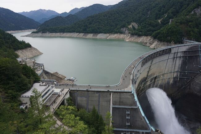 季節の変わり目、富山・長野を旅してきました。<br />コロナが心配ですが、細心の注意を払って、楽しんできました。<br />画像は、黒部ダム展望台休憩所からです。<br /><br />1日目…ちょい旅~2020 千葉・成田市編~→富山旅行記~2020 黒部市編~その1→その2→その3→その4→その5→その6<br />2日目…富山旅行記~2020 黒部市編~その7→富山旅行記~2020 立山町編~その1→その2→その3→その4<br />3日目…富山旅行記~2020 立山町編~その5→その6→その7→ケーブル黒部湖駅→黒部ダム散策→黒部ダムバス停→扇沢バス停→大町温泉郷バス停→大町温泉(泊)<br />4日目…大町温泉郷バス停→信濃大町駅前バス停/JR信濃大町駅→JR穂高駅→大王わさび農園→安曇野わさび田湧水群公園→穂高わさび園→JR穂高駅→JR松本駅→松本城→松本(泊)<br />5日目…松本空港→神戸空港