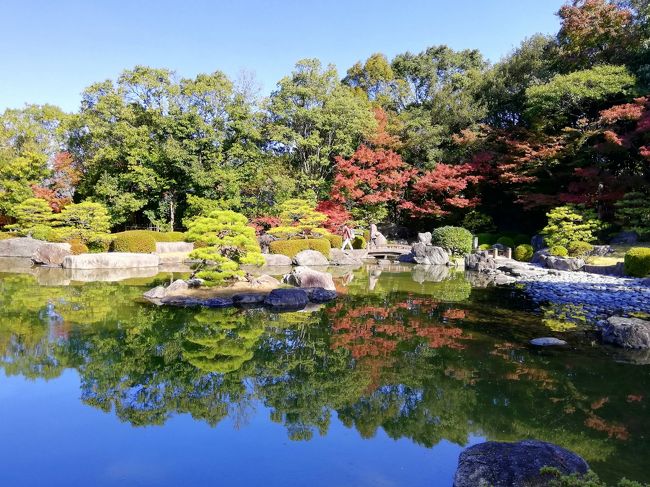 秋晴れの土曜日 福岡市民の憩いのスポットとしておなじみの<br />大濠公園に行ってみました<br /><br />目的は大濠公園を眺めながらくつろげる 八女茶をテーマにした<br />カフェがオープンしたので伺ってみることに<br /><br />