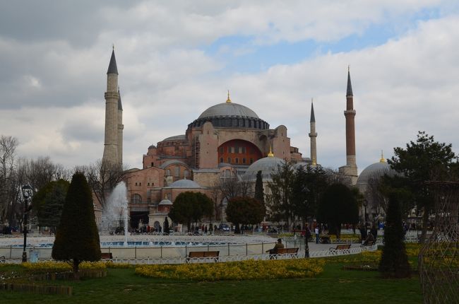 イスタンブール随一の観光名所と言ってもよいアヤソフィア、元々はギリシア正教の大寺院ですが、歴史に翻弄されてきました。とうとう今年になって、博物館という位置づけからモスクになってしまいました。そういう位置付けでは、オスマントルコの遺産ということになりましょうか。