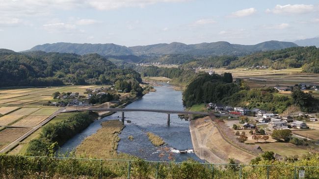 2020年10月31日(土)<br />JR九州ウォーキング(豊肥本線菅尾駅)<br />自宅7:30(自家用車で出発)→国道57号線北側復興ルートを通って阿蘇へ→国道57号線→竹田市→国道502号線→豊後大野市→菅尾駅9:50到着<br /> <br /> 菅尾駅で受付10:00→六字名号→天満宮→大野川河川敷→菅尾摩崖仏→山道を登る→道の駅みえ(ここで昼食)→国道326号線→菅尾駅到着する12:20<br /><br /> 帰路 菅尾駅→国道502号線→原尻の滝→国道502号線→竹田市→国道57号線→波野→産山→やまなみハイウェー→ミルクロード→菊池渓谷→菊池市→自宅<br /><br /> JR豊肥本線ではスタート時間に間に合わないので自家用車で菅尾駅まで行って、それからウォーキングに参加することにした。自宅から菅尾駅まではちょうど100㎞である。<br /> 帰りは原尻の滝によってから産山からやまなみハイウェー・ミルクロード・菊池渓谷とまわって帰ってきた。菊池渓谷の紅葉はまだ早かった。<br />