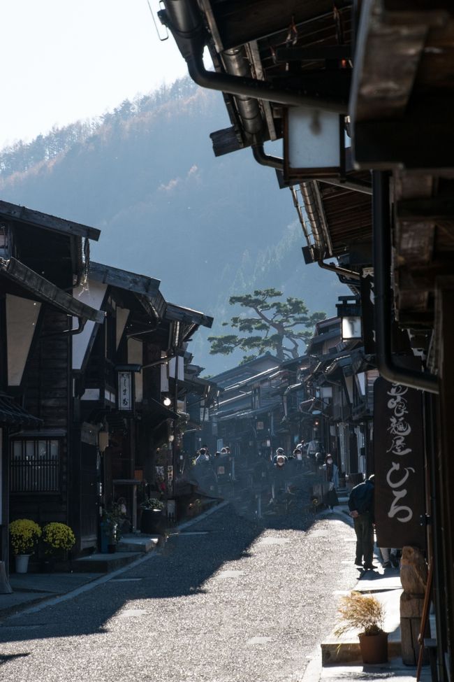 <避密旅行>蜜を避けての単独旅行<br /><br />11/14(土)に往復450キロ10時間の日帰り独りドライブで奈良井宿に行ってきた。<br />Go to travelに背中を押された紅葉シーズンの土曜日。中央高速は往復ともに渋滞。<br />わかってはいたけど、長距離の高速利用の場合私には休日30%割引は大きい。とくに独りドライブでは。<br />人と接近せずに出来る一人の空間往復10時間と現地観光時間は3時間。1日500Km位迄の距離が私と愛車の限界だ。<br /><br />中山道は江戸日本橋から、上野、信濃、木曽、美濃、近江を経て京三条大橋まで135里32丁(約534km)69宿ととても長い。東海道に比べ碓氷峠や和田峠、塩尻峠、鳥居峠他、山がちの日本の中央を通っていく、その名の通りの中山道は峠道が多く人馬の往来が困難だったが、東海道のように水害や川を渡るための苦労がなく、特にに女性に好まれたということだ。その中山道の中程にあるのが木曽路11宿。そのうちの一つが今回の訪問地奈良井宿だ。約1Kmに渡り江戸時代からの街並みや建築物を残していて見応えがある。<br /><br />奈良井宿はまだ10代の若い頃に一度いったことがある。その時は妻籠宿のいろりのある民家に宿泊して、馬籠宿・奈良井宿を観光した。3つの中では奈良井宿が一番期待はしていなかったのに、一番いい印象に残った場所だった。今回は日帰りなので高速から30分と日帰りでも観光しやすい奈良井宿のみに絞る。<br /><br />一人旅なので現地でも殆ど会話無の避密旅行。。。<br />でもやっぱり古い町並みを見るのは癒やされる。私は旅が好きだ。。。<br />