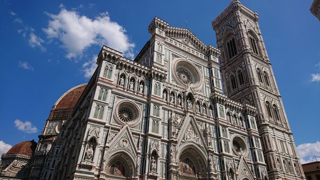 2019年7月にイタリアへ行きました。<br /><br />午前中はピサへ行き、13時過ぎにフィレンツェに戻ってきました。<br />この旅行記はフィレンツェに戻ってきてからの旅行7日目の午後についてです。<br /><br />14時半にクーポラの予約をネットで取っていました。<br />ちょこっと予約窓口を当日覗いてみたけれど2日後から予約取れる状況でしたのでクーポラはやはり事前にネット予約した方がいいと思います。<br /><br />ウフィツィ美術館もネット予約しておりましたけど5月~10月ぐらいまで(?)夜間営業している曜日があったりします。<br />19時入場のを予約してみましたが、人が少なくてとても見やすかったので夜間狙うのもありだと思いました。<br /><br /> <br />1日目 羽田発→仁川経由→ローマ着 (ローマ泊)<br />2日目 ローマからカプリ島に移動 (カプリ島泊)<br />3日目 カプリ島滞在 青の洞窟見学 (カプリ島泊)<br />4日目 カプリ島からポジターノ、アマルフィ観光 (カプリ島泊) <br />5日目 カプリ島→ナポリ半日観光後フィレンツェに移動(フィレンツェ泊)<br />6日目 フィレンツェ郊外 アウトレットモール等行く (フィレンツェ泊) <br />7日目 午前中ピサ 午後フィレンツェ観光 (フィレンツェ泊)★<br />8日目 チンクエテッレ観光 (フィレンツェ泊)<br />9日目 夕方までフィレンツェ観光後→ローマに移動 (ローマ泊)<br />10日目 ローマ観光 (ローマ泊)<br />11日目 ローマ観光 (ローマ泊)<br />12日目 14時半頃までローマ観光後空港へ、ローマ発→仁川(機内泊)<br />13日目 仁川着、韓国入国し焼肉食べアカスリ行く、仁川発→羽田着