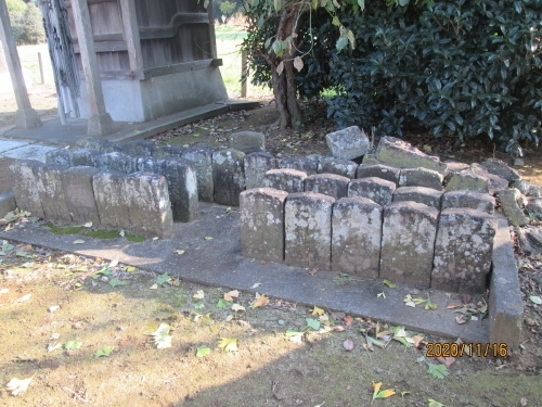 ネットで調べましたが何もヒット出来ませんでした。香取 駒形の両神社を祀っています。庚申塔が多く集められています。全部で百庚申でしょう。一石百庚申供養塔。庚申塔を百並べずに文字で百を表す石造物もありましたので二百庚申です。