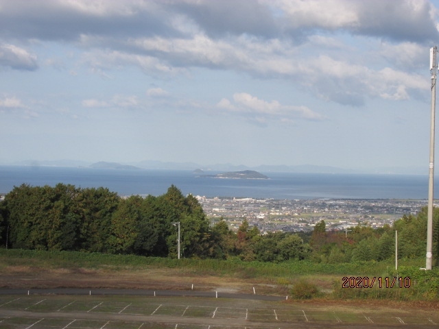 昨夜泊まったホテル「八千代館」は江戸時代から続く金比羅山参詣客の老舗旅館だったとは、朝の和定食を食べた時に初めて知ったが、こうした老舗旅館もコロナ禍では青色吐息。清水の次郎長の代参でやってきた森の石松がどの旅館に泊まったかは知らないが、その当時からこの地に存在していた温泉旅館だ。朝の和定食が何時ごろからこんなスタイルになったのかは知らないが、もう何十年も同じスタイルで、もう既に何千人、何万人という宿泊客をもてなしてきたのだろう。<br /><br />この八千代館からは琴平駅前の県道を真っすぐ三豊市に向かって東進し、市の山間部、愛媛と徳島に接する山中にある四国霊場第六十六番雲辺寺に向かった。ここは八十八ケ寺の中で、一番標高の高い場所にあり、ロープウェイを利用して行くことになる。所在地自体の地番は徳島県になっているが、四国巡礼上は讃岐一国の最初の霊場となっている。県道からは麓のロープウエイ駅まで取り付け道路を走るが、入り口を間違えミカン畑の農道に入り込み、車１台ぎりぎりの道幅の道路に往生したが、こうした時、軽を借りて本当に良かった。朝早い時間ミカン畑には既に何人かの生産者が収穫作業をしているが、愛媛香川の瀬戸内ミカンがこうして全国に出荷されて行くのだろう。漸くバスも通れるほどの本道、ロープウエイ取り付け道路に出て、８時半、麓駅に到着した。<br /><br />ロープウエイは１５分おきに出ていて、丁度今しがた８時半のゴンドラが出た直後だった。大きな駐車場は大型バスが何台も駐車できるほど広いが、この時間乗用車が５－６台駐車していたのみだった。どこからやってきたのか、自分よりももっと早くに行動を開始し、より多くの霊場を短期日に回ろうとしているのか・・。この駐車場自体が標高２００ｍ以上はあり、駐車場端からは眼下の三豊市、四国中央市、それに瀬戸内海が遥々と眺められる。<br /><br />三豊市は亡き大平総理の故郷。いつ頃から三豊市と呼ばれるようになったのか・・、総理は旧豊浜町の出身だった。２０数年前、高知の五台山竹林寺を訪問した折、濱口雄幸の生家を訪ねたが、藪の中の小道を歩いた先に生家があって、こんな田舎からよくぞ日本を代表する総理にまで立身出世したかと感嘆したが、同じような思いを大平元総理にも思う。門閥係累もなく、努力と勉強一筋で、政界を駆け上った。総選挙さ中志半ばにしてして倒れたのは無念の思いだっただろう。「あーうー」の中にその無念さが込められていた。さて駅に戻ろう。そろそろ次のゴンドラがやってくる時間だ。